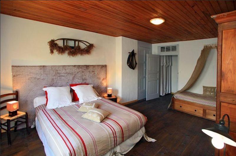 Le Gite Des Faucons Room photo